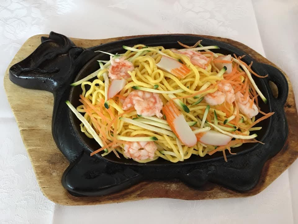 Noodles con gamberi e verdure